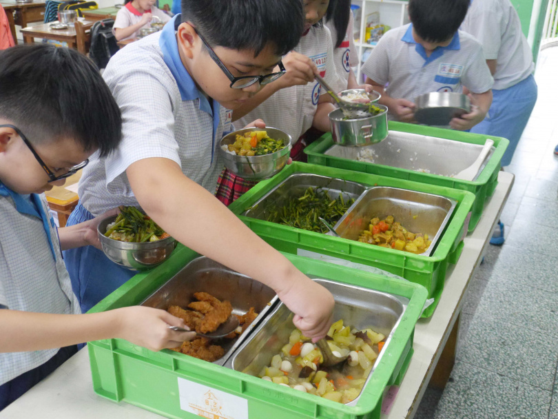 中央政府悄悄修正了一般性補助款補助辦法，未來營養午餐補助金額至多只有九成，全額補助的「吃午餐免錢」將走入歷史，讓不少只能靠營養午餐果腹的學生家庭苦惱不已。（圖／報系資料照）