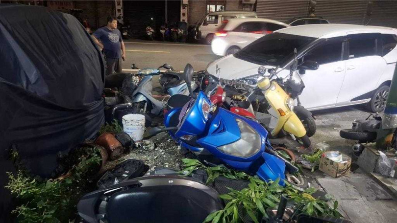 林男駕車下班返家,疑因精神不濟,衝撞路旁7輛機車及1輛轎車。(圖/民眾提供)