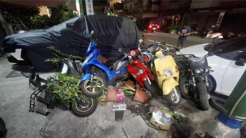 林男駕車下班返家,疑因精神不濟,衝撞路旁7輛機車及1輛轎車。(圖/民眾提供)