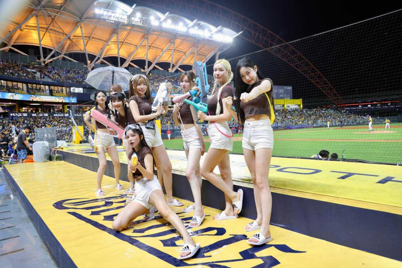 有球迷疑似拿裝尿液的水槍朝啦啦隊員攻擊。 （圖／翻攝自Passion Sisters 中信兄弟啦啦隊臉書）