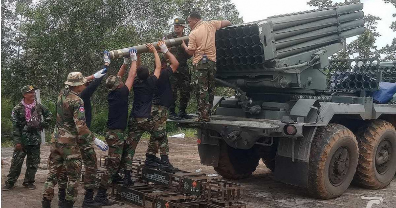 柬埔寨軍方部署BM-21多管火箭系統，向泰國邊境地區發射重型彈藥。（圖／翻攝自X）