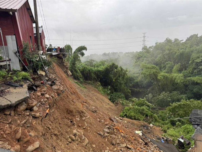 彰化芬園鄉同安社區一戶鐵皮加蓋民宅前院及道路整個崩塌，崩塌處約有6米寬，深度達3層樓高，所幸人員均安。（圖／翻攝畫面）