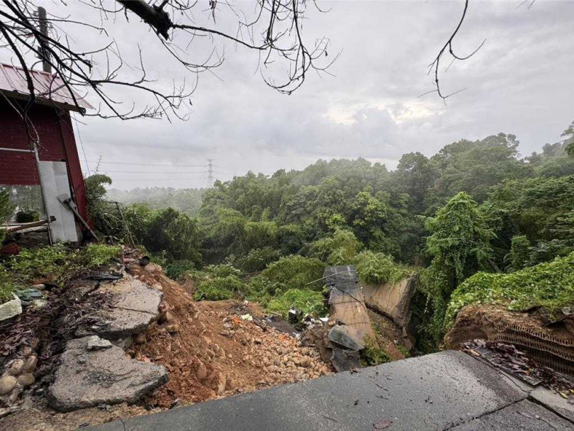 彰化芬園鄉同安社區一戶鐵皮加蓋民宅前院及道路整個崩塌，崩塌處約有6米寬，深度達3層樓高，所幸人員均安。（圖／翻攝畫面）