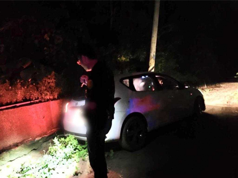 警方獲報後，根據電話中描述的地形特徵展開救援，但因山區訊號不穩，地形複雜、道路泥濘，終於在經過約半小時的搜尋，於山中小道成功找到受困的陳姓女子及丈夫，確認受困人員平安。（圖／警方提供）