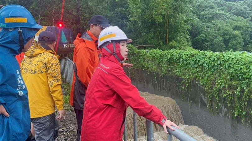 屏東縣長周春米3日前往萬巒鄉視察萬金滯洪池、赤山村滯洪池預定點及高樹鄉沿山公路等地，實地掌握防汛及道路狀況。（圖／屏東縣政府提供）