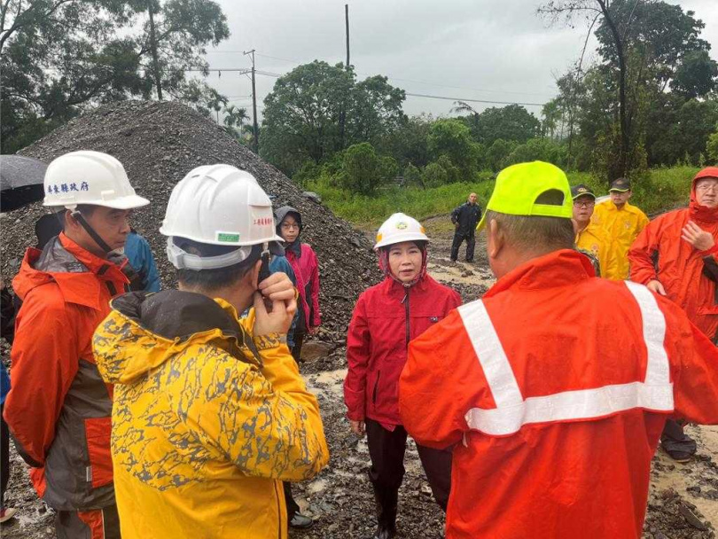 屏東縣長周春米3日前往萬巒鄉視察萬金滯洪池、赤山村滯洪池預定點及高樹鄉沿山公路等地，實地掌握防汛及道路狀況。（圖／屏東縣政府提供）
