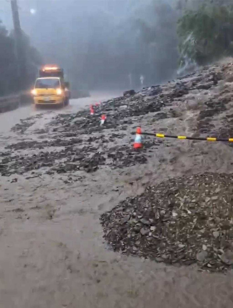 屏東縣連日豪雨不斷，山區近7天的累計雨量更達逾2000毫米，相當於屏東一整年的降雨量，因此多處傳有土石流崩塌、道路受阻的災情。(圖／翻攝畫面）