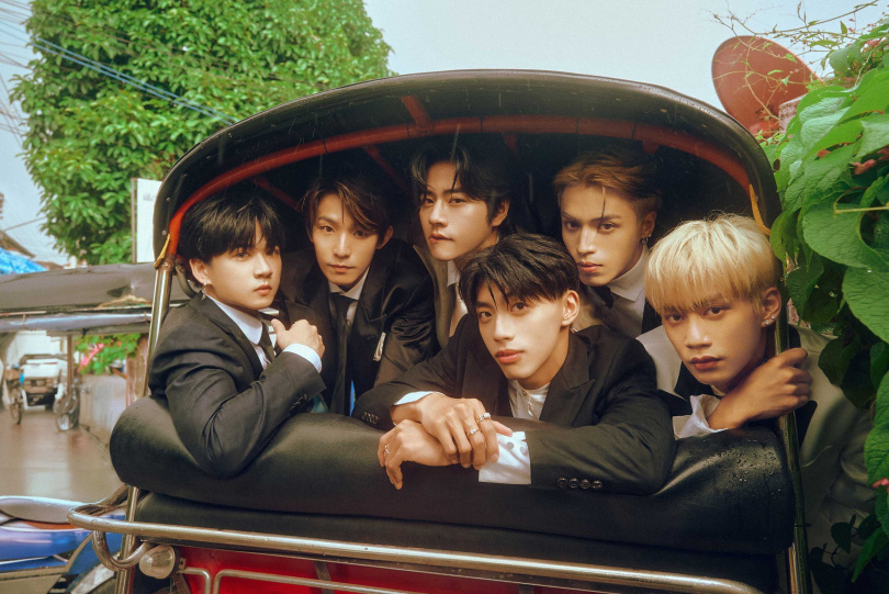 Ozone擠上車躲雨，攝影師趁機捕捉帥照。（圖／索尼音樂提供）