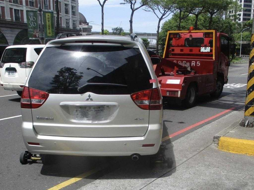 「拖吊前廣播」每日上午9時至12時、下午2時至7時的2個時段，目的是提醒與輔助措施，並非執法必要程序。（圖／新北市交通局提供）