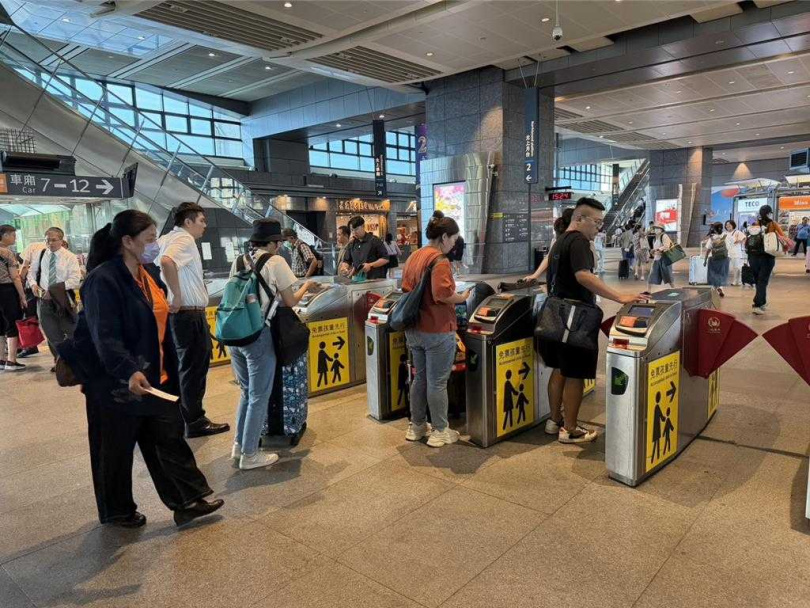 民眾搭乘高鐵。(圖/中國時報李京昇攝)