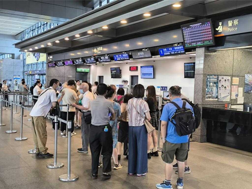台中高鐵站出現購票人潮。(圖/李京昇攝)