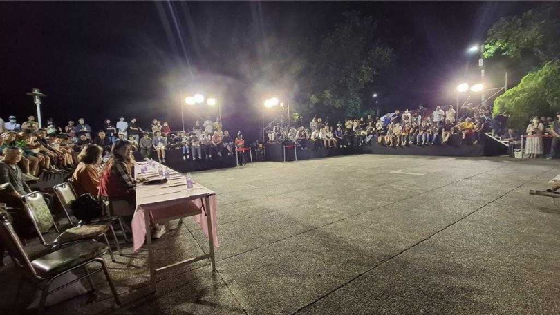 東山吉北耍夜祭25日登場,現場有回鄉族人與遊客圍觀。(圖/報系資料照)