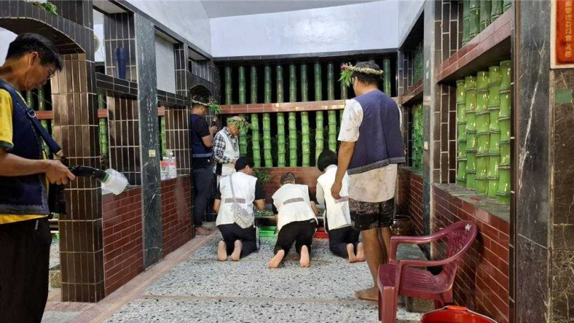 東山吉北耍夜祭25日登場,族人透過敬酒開啟儀式。(圖/報系資料照)