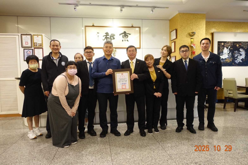 北市警局中山分局中山一派出所蔡姓員警今年7月12日於趕赴糾紛現場時，遭撞飛重創，京都商務旅館至今仍無償提供家屬免費住宿。（圖／翻攝畫面）