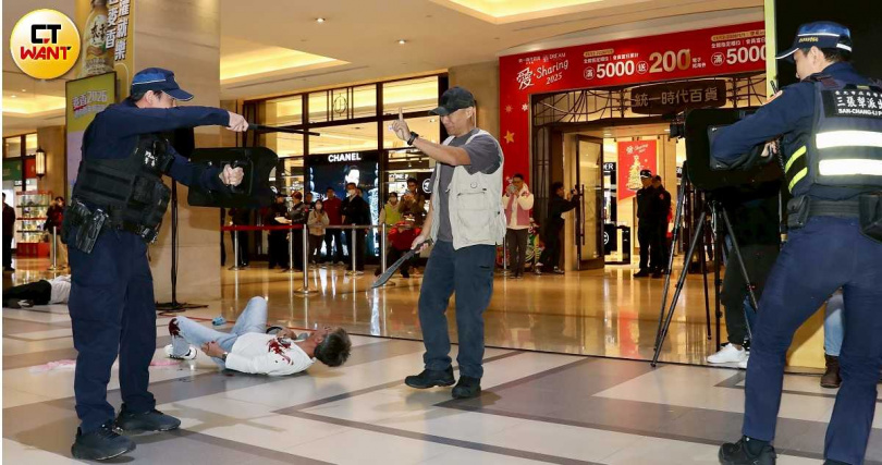 台北市政府因應1219事件，26日於捷運台北車站舉辦高強度危安演練。（方萬民攝）