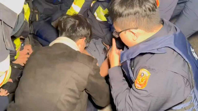 翁男遭警方壓制。（圖／翻攝記者爆料網）
