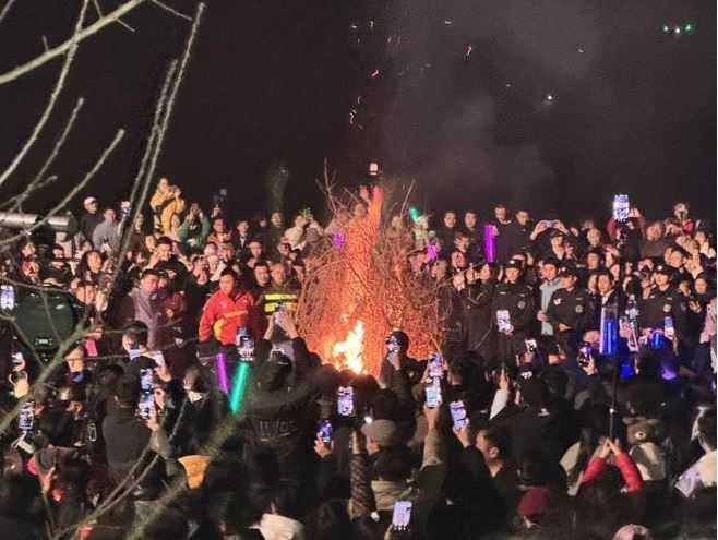 女孩「撂人按豬」闖大禍，2天狂吸萬人擠爆家門。（圖／翻攝自瀟湘晨報）