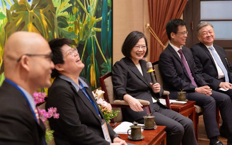 2023年李致德獲時任總統蔡英文親自接見，肯定其在台泰交流上的貢獻。（圖片提供／中原大學）