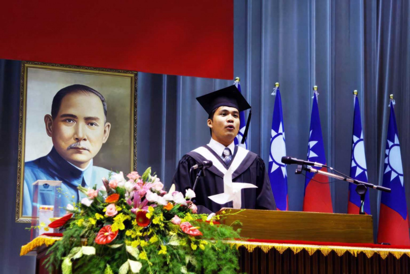 李致德擔任中原大學第49屆畢業典禮畢業生代表致詞。（圖片提供／中原大學）