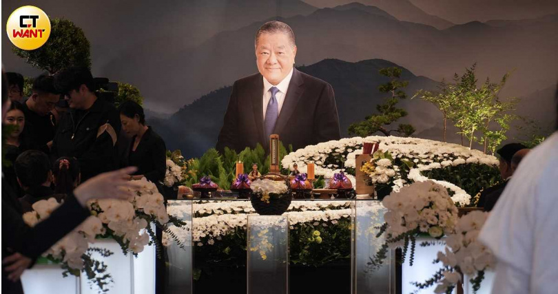 竹聯幫大老、影視大亨吳敦於本月3日病逝,享壽77歲,今於台北市懷愛館舉行家祭。(圖/常朝貴攝)