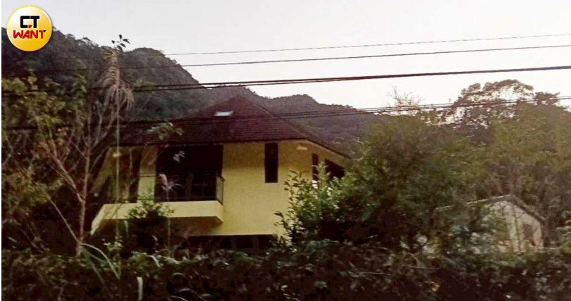 掛著「新北市淨零推廣中心」招牌，新北坪林大舌湖地區這座「六角屋」卻被不少在地居民批評噪音、臭味汙染。（圖／CTWANT攝影組） 