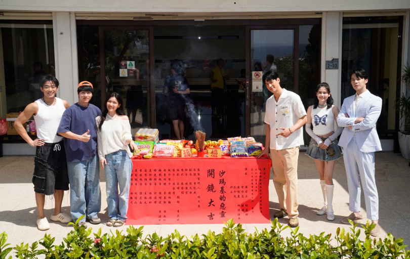 懸疑推理影集《沙瑪基的惡靈》於小琉球開鏡，左起初孟軒、睦媄、林孫煜豪、羅宏正、凌悅熹、宋偉恩。（圖／答人文創提供）