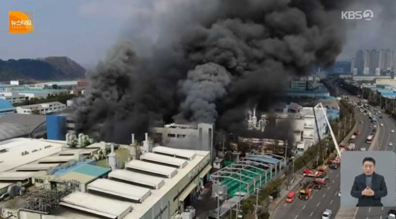 南韓大田汽車零件工廠發生大火，現場濃煙直竄。（圖／翻攝自YT，KBS News）