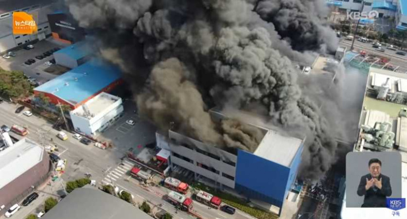 大田工廠火警現場畫面曝光，濃煙瀰漫天際。（圖／翻攝自YT，KBS News）