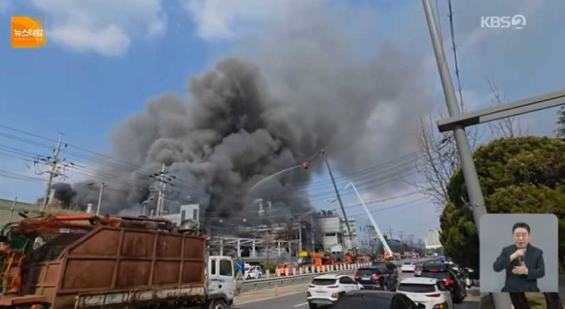 大田工廠火警現場畫面曝光，濃煙瀰漫天際。（圖／翻攝自YT，KBS News）