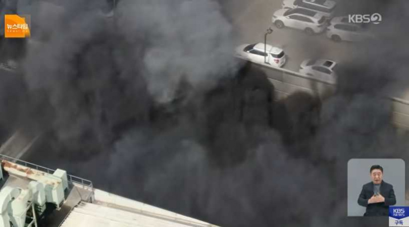 消防人員出動大量人力與車輛進行滅火作業。（圖／翻攝自YT，KBS News）