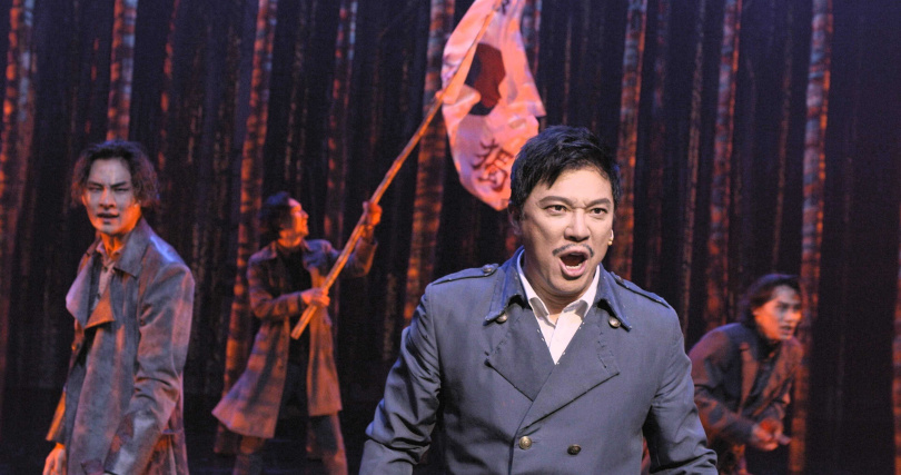 《英雄:旗艦版》由音樂劇王者鄭成華(前)領銜主演。(圖/甲上提供)