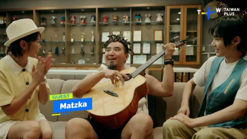 主持人和排灣族歌手Matzka暢聊台灣音樂的自由與熱情風格。（圖／TaiwanPlus提供）