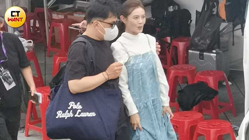 演出結束後，該男子隨即摟著朱海君快步離開。（圖／本刊攝影組）