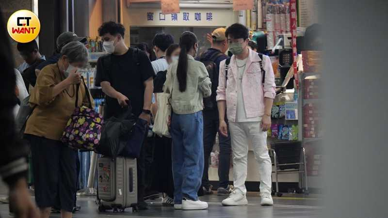 在車站朱海君遇到當天同場演出的翁立友。（圖／本刊攝影組）