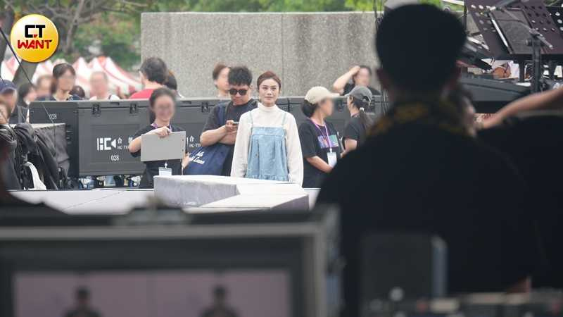 男性隨行人員一直站在朱海君不遠處。（圖／本刊攝影組）