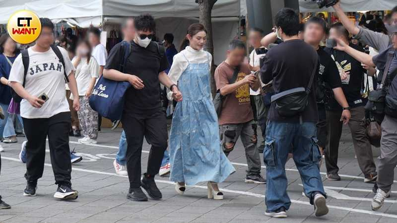 面對媒體朱海君立刻垮下臉與男子牽手離去。（圖／本刊攝影組）