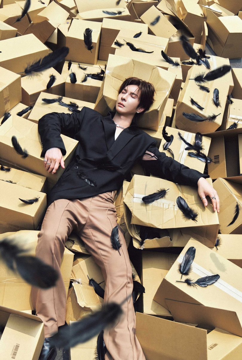 陳勢安被要求脫去背心真空上陣。（圖／索尼音樂提供）