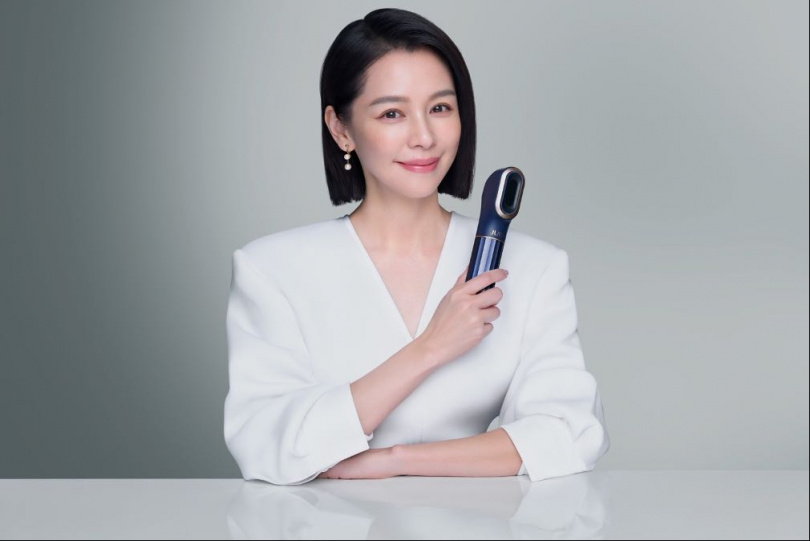 徐若瑄以一身純白造型現身JUBI Plasma離子束時光機記者會。(圖/品牌提供)