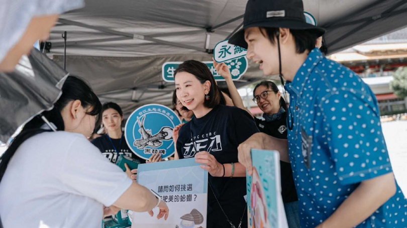 中信金正計畫跟著台積電在鳳凰城設立分行,目前股價已近73元,圖中為中信金控總經理高麗雪(右二)出席台江生態友善推廣活動與現場民眾熱情互動,發揮永續金融影響。(圖/中信金提供)