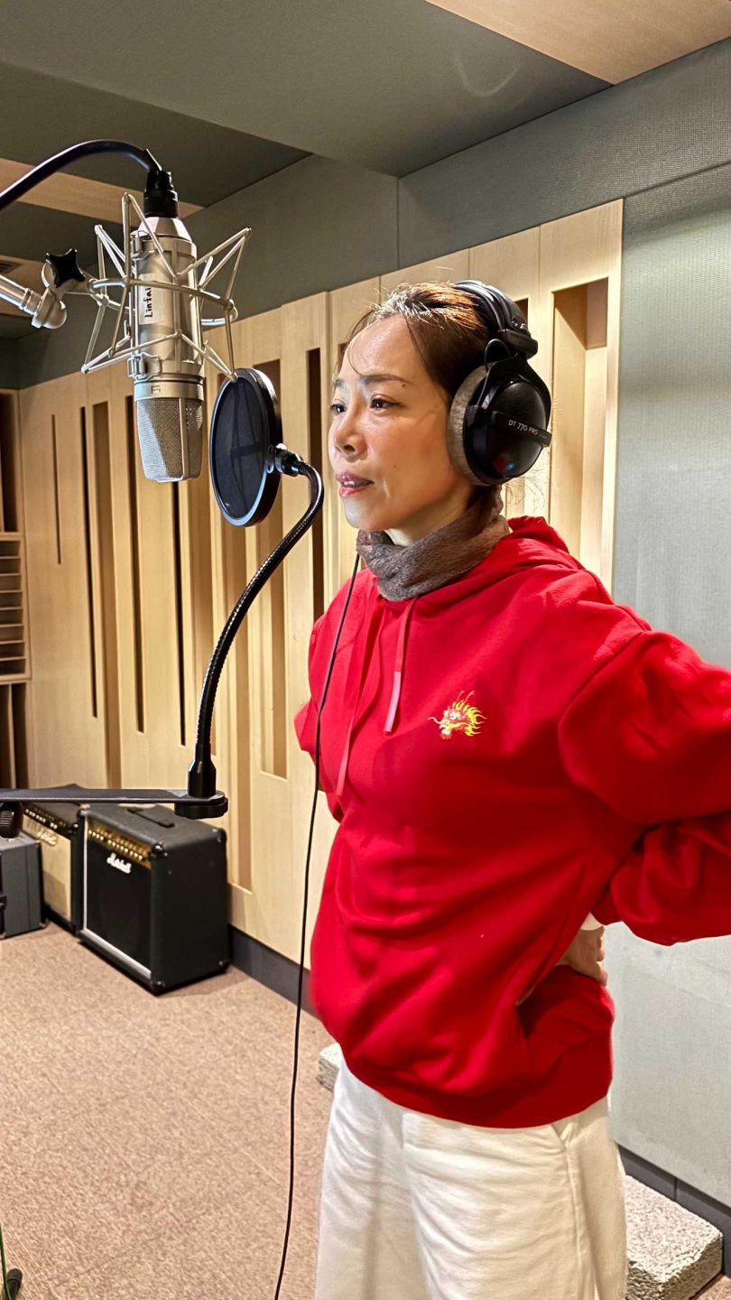 曾心梅推出睽違12年的全新單曲〈風吹歸暝〉。(圖/雲凱娛樂工作室提供)