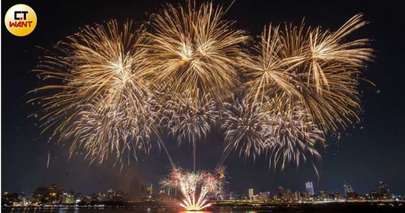 2026大稻埕夏日節首場煙火25日晚間點亮夜空。(圖/黃耀徵攝)
