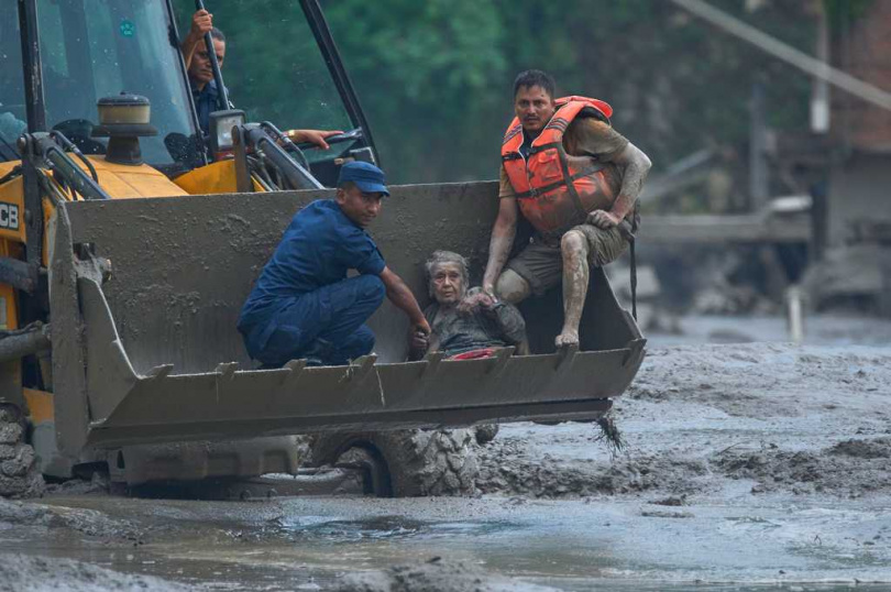 西藏吉隆土石流造成3人死亡、558人失聯,上游堰塞湖威脅未解除,大規模搜救持續進行。