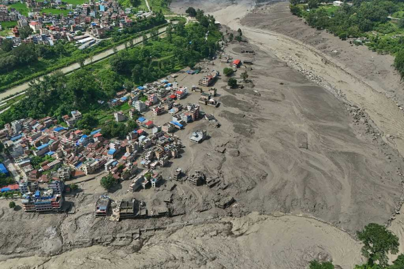空拍畫面可見土石流侵襲狀況,如今擔心持續降雨可能增加山洪、落石、山崩及二次土石流發生風險。