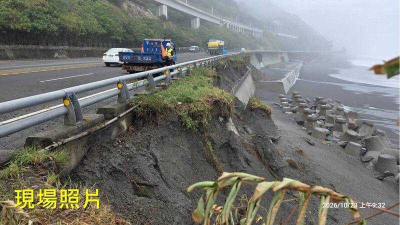 南迴公路多良車站南方處的路基遭大浪掏空,工程人員冒著強風大雨出動搶救。(圖/公路局南分局提供)