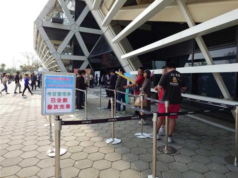 正版聯名商品的商店舖,因號碼牌早早就發放完畢,引發現場遊客抱怨。(圖/中國時報任義宇攝)