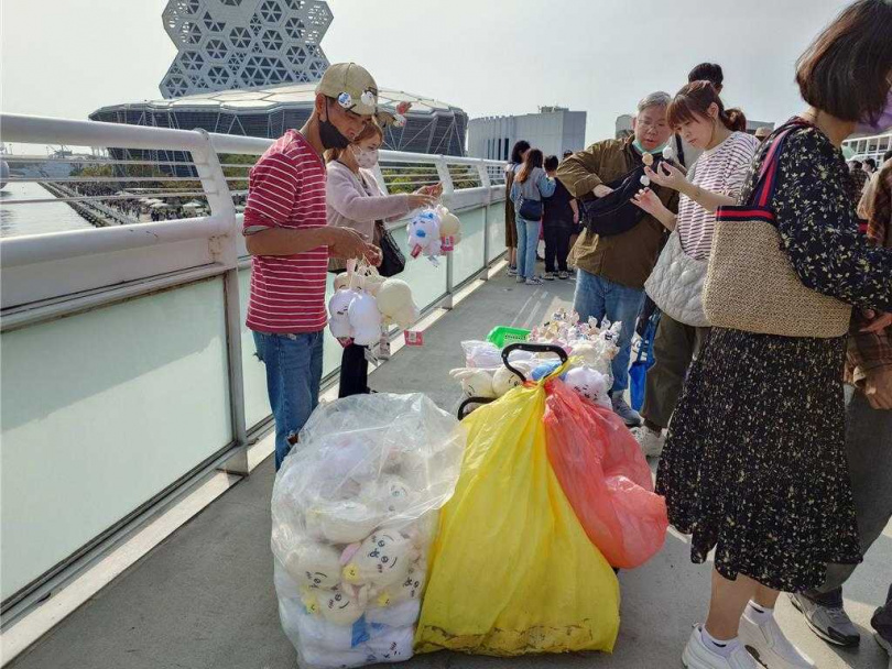 高雄舉辦冬日遊樂園活動與超人氣吉伊卡哇聯名,現場卻不少盜版攤商流竄,文化局人員、警方僅能不定期驅離。(圖/中國時報任義宇攝)