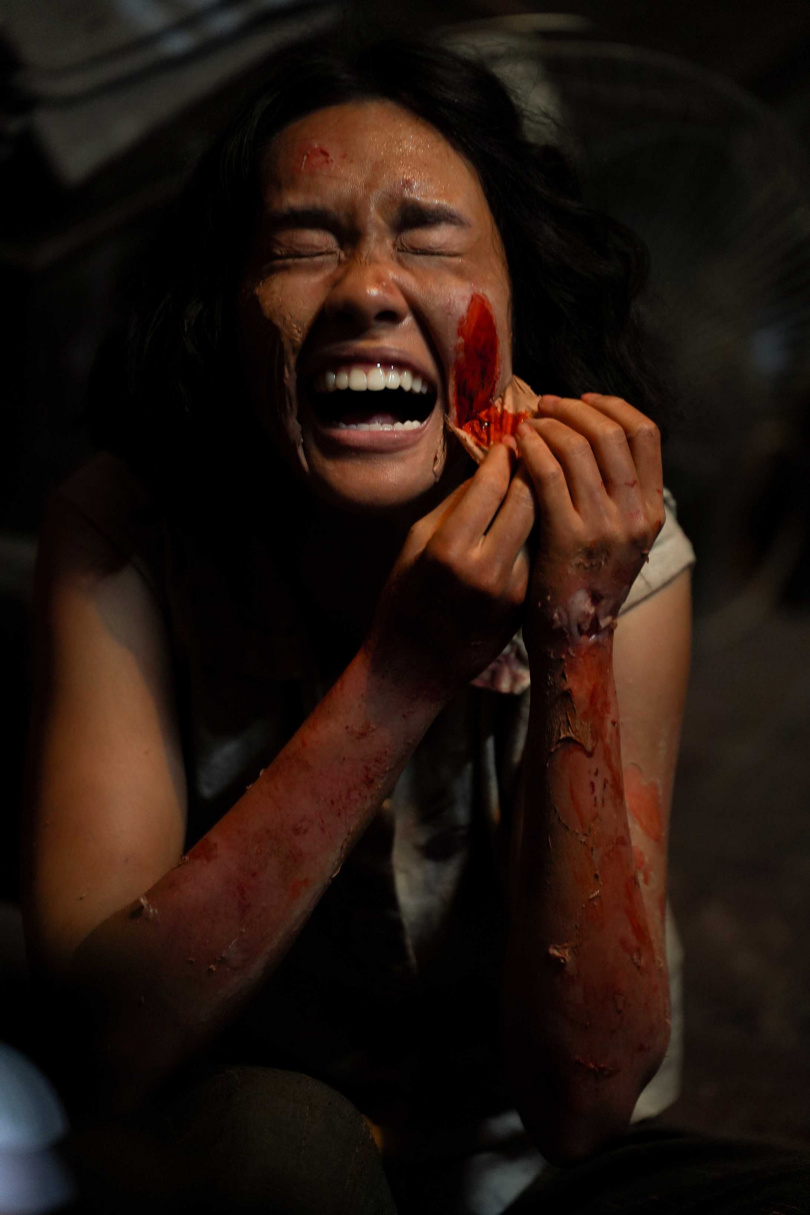 《邪降女帝》潘娜親手將半邊臉皮撕下，畫面怵目驚心。（圖／威視提供）