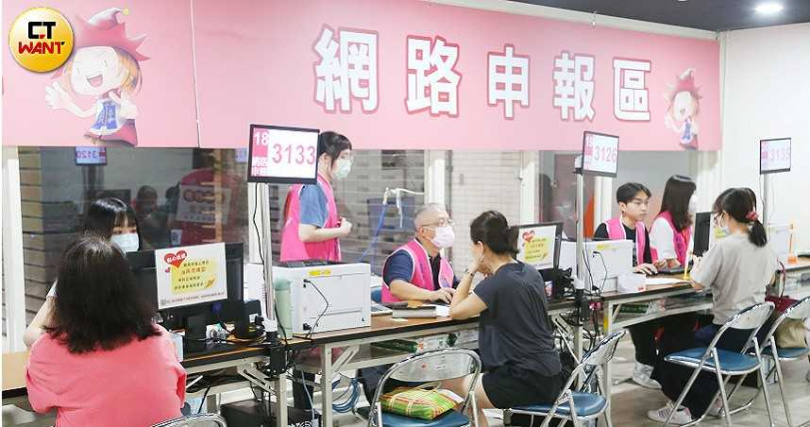 根據統計，對於連年超徵稅收貢獻度最高的是個人綜合所得稅，而非營業稅或證券交易稅，大出外界意料，也讓國民黨更有底氣「還錢於民不為過」。（圖／黃威彬攝）