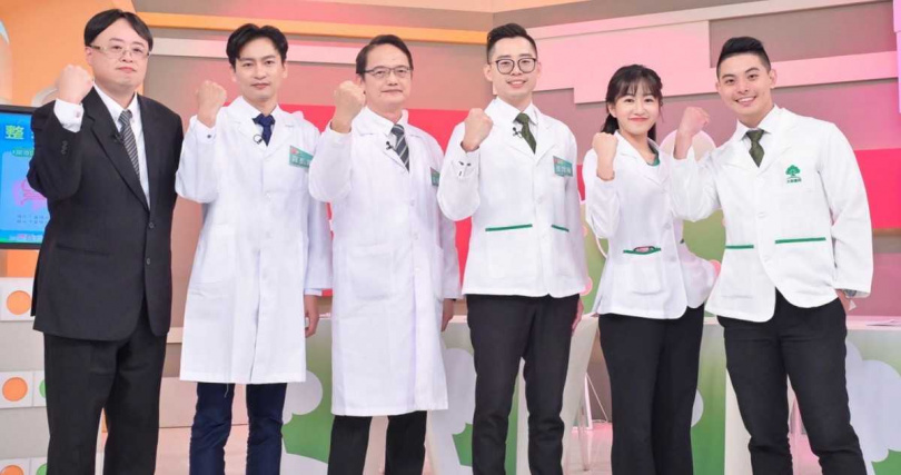 左起:沈明志藥師 羅凱軍博士 黃東裕博士 蔡翔宥藥師 林佑凌藥師 魏子庭藥師(圖/健康最前線-大樹藥局專業團隊提供)。