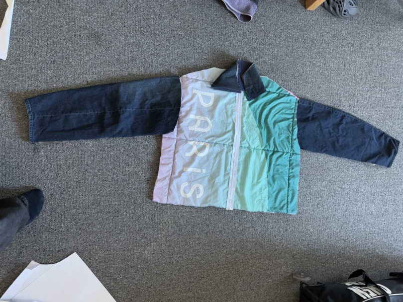 外套的主體是棉被，而袖子與領口則是利用舊的牛仔褲改的。（圖／陳弈通提供）